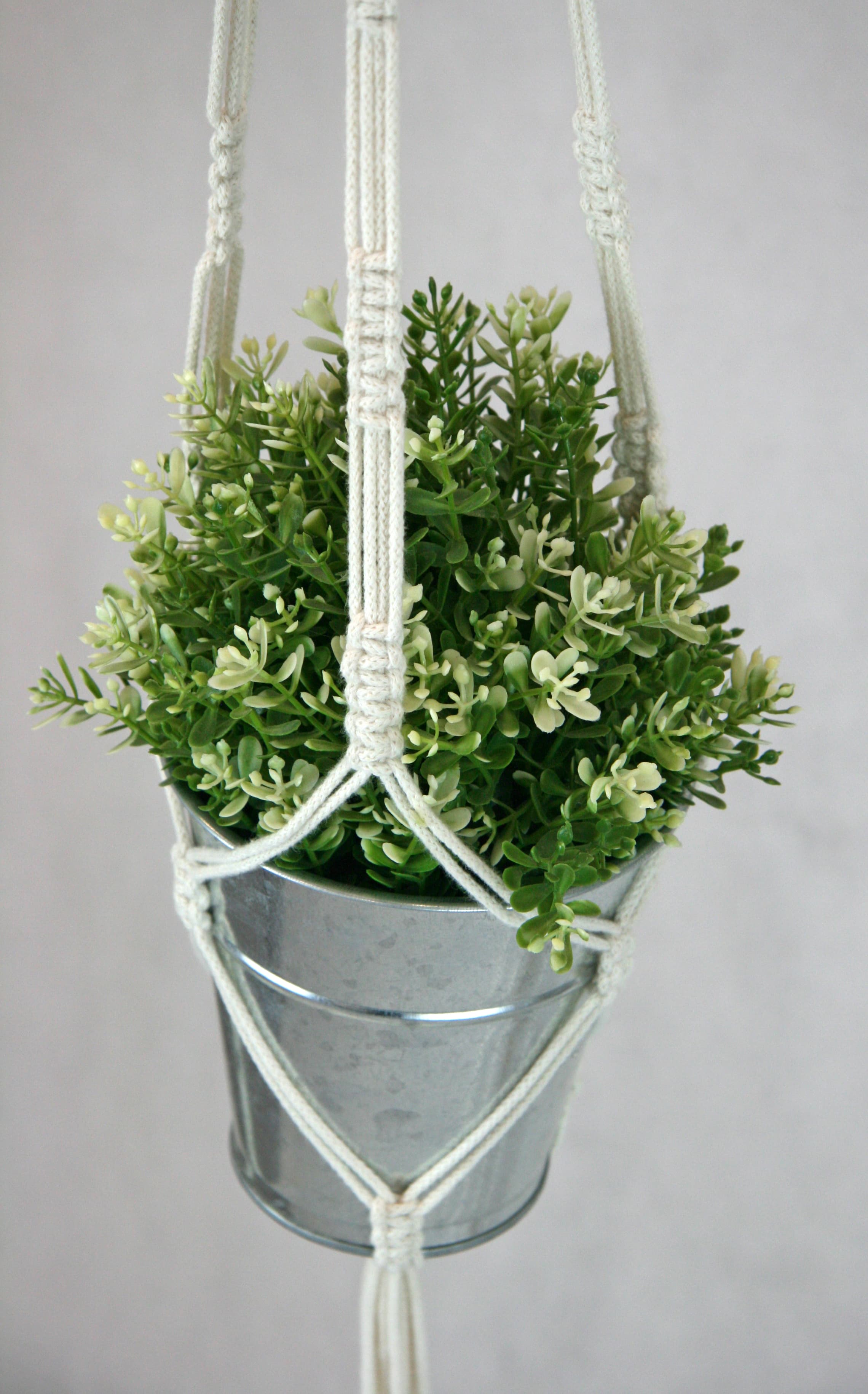 Kwietnik ręcznie wykonany ze sznurka