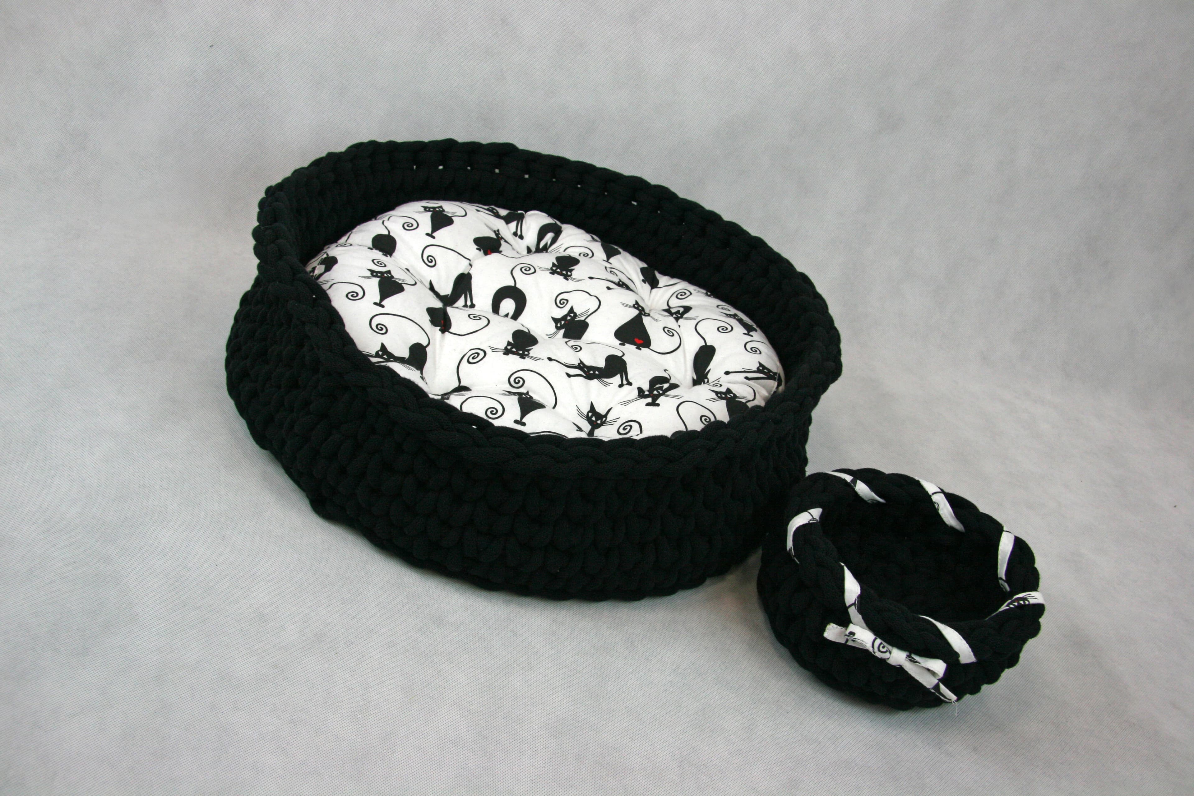 Ręcznie robione legowisko ze sznurka